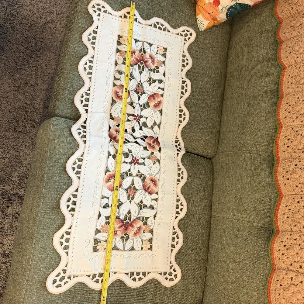 Vintage Floral Cutwork Table Runner 15x35 Embroidered Scalloped Edge Cottage